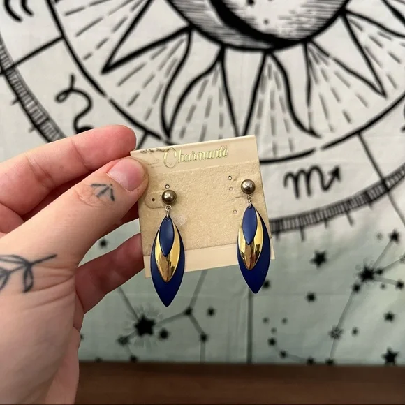 3/$30 | Vintage 2 Pairs Of Gold Earrings - Picture 7 of 11